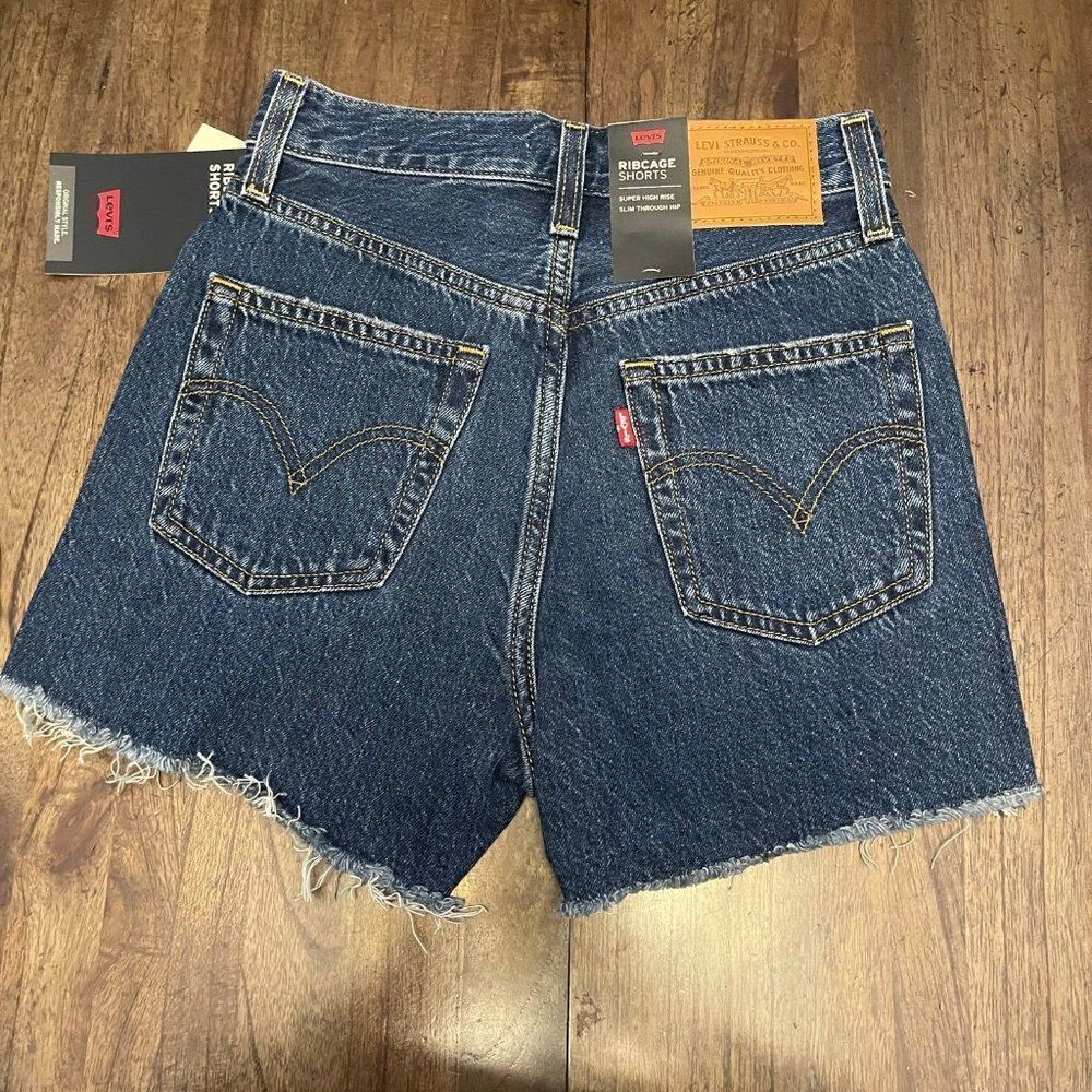 Levi’s Ribcage Shorts   - Picture 6 of 9